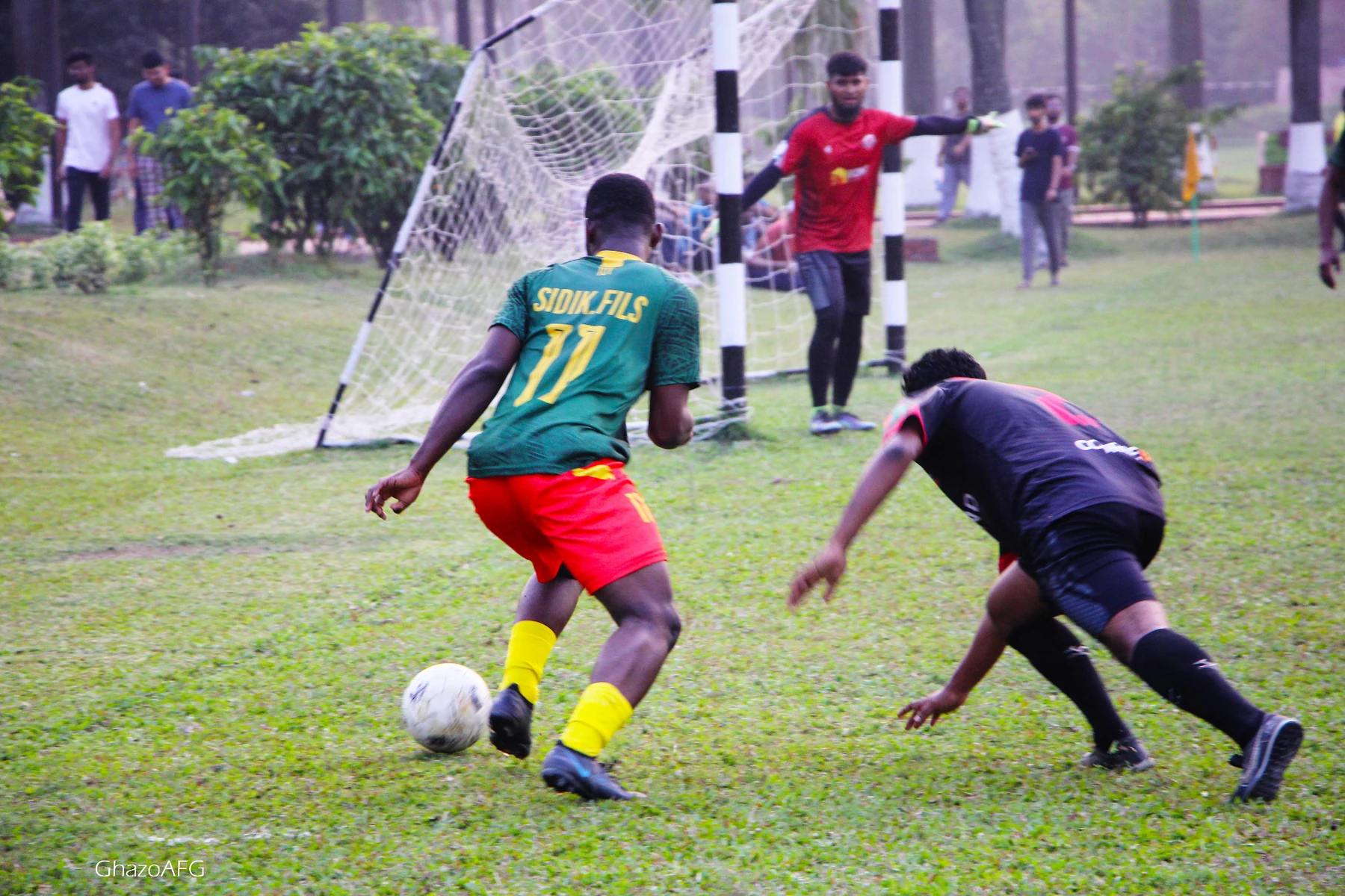 Fils Aboubakar Sidik MBOHOU en action pendant un match de football
