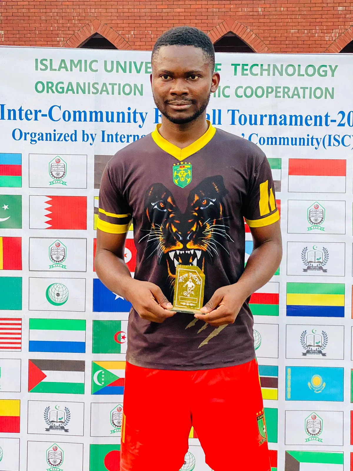 Fils Aboubakar Sidik MBOHOU avec une récompense lors d’un tournoi de football intercommunautaire