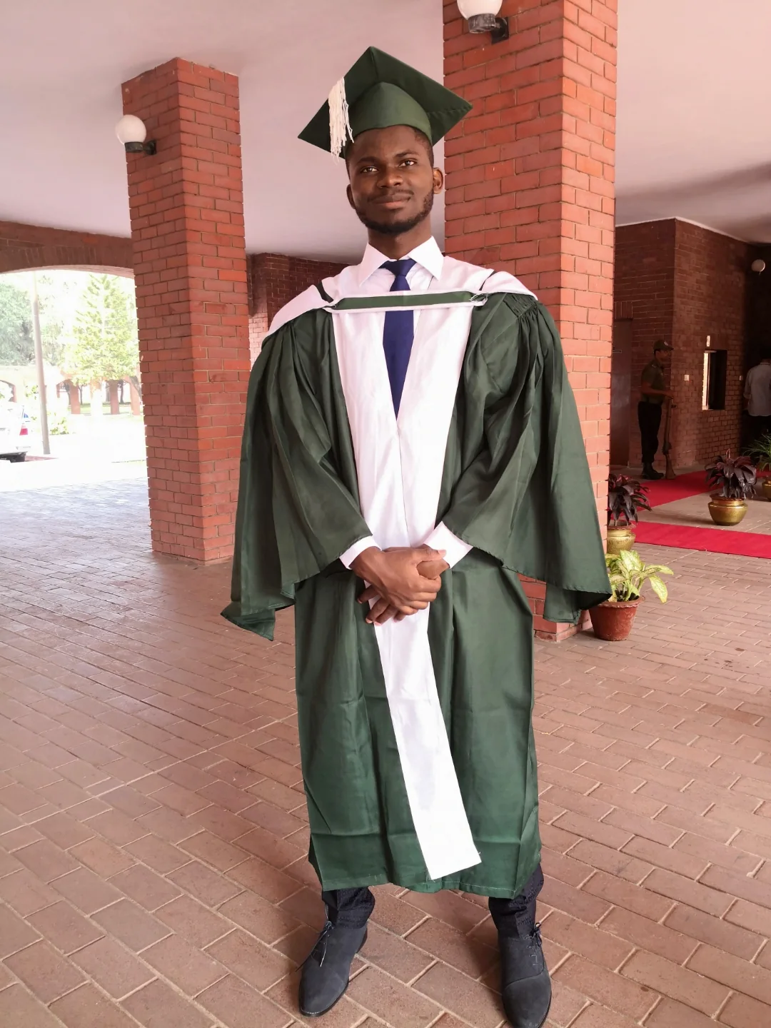 Fils Aboubakar Sidik MBOHOU seul en tenue de diplômé à IUT au Bangladesh